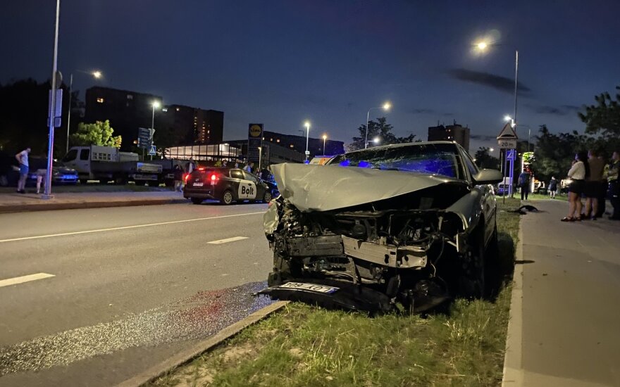 Vilniuje į avariją pateko „Bolt“: abu automobiliai sumaitoti, pranešta apie sužalotus žmones