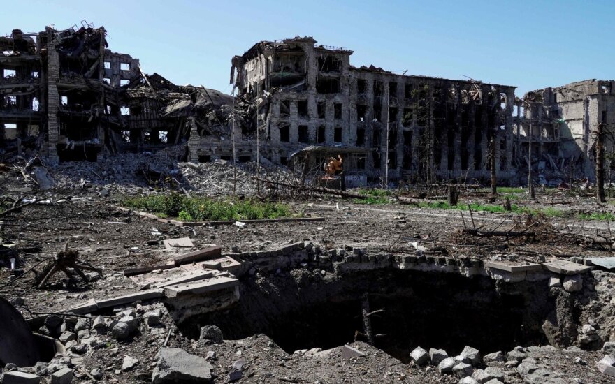  Mariupolyje po pastatų griuvėsiais – šimtų žmonių kūnai