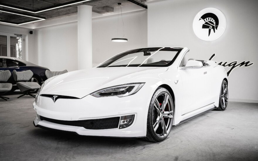 Vienintelis toks pasaulyje: sukurtas įspūdingas „Model S“ kabrioletas – meistrams teko įveikti keletą inžinerinių iššūkių