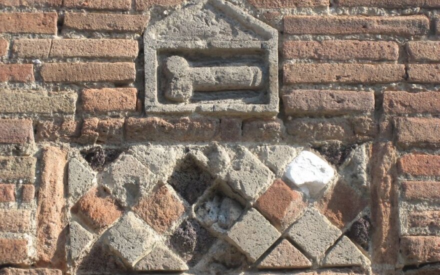 Kelią į viešnamius Pompėjoje rodę akmeniniai falai. mararie/flickr nuotr.