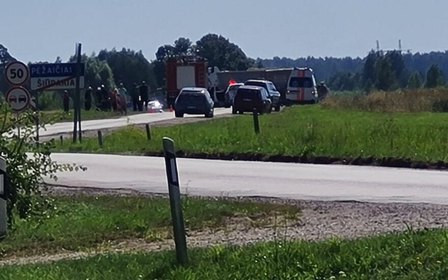 Kraupi avarija kelyje Gargždai-Pėžaičiai: su vilkiku kaktomuša susidūrė automobilis, vienas vyras žuvo