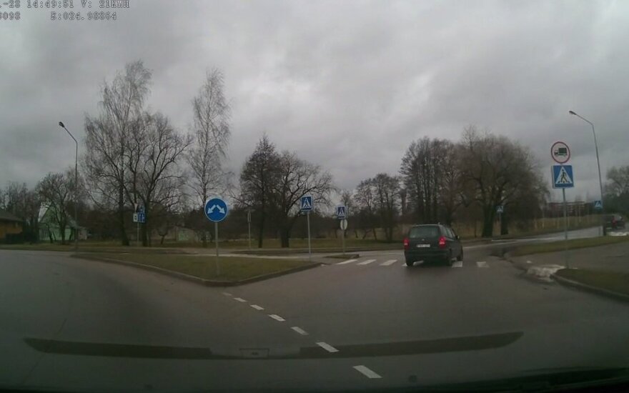 Nustebino Kupiškio vairuotojas: gal čia taisyklės kitokios?