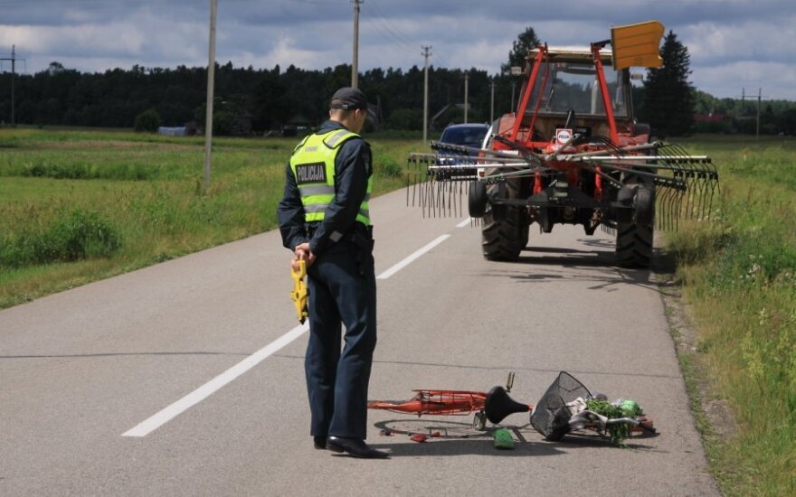 Per savo gimtadienį moteris žuvo po traktoriaus ratais