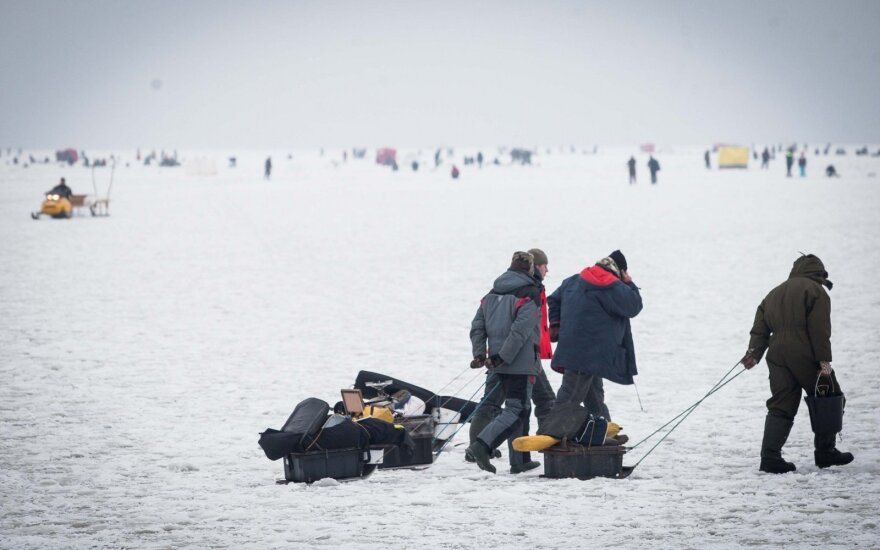 Savaitgalį Kuršių marių ledą „okupuos“ žvejai