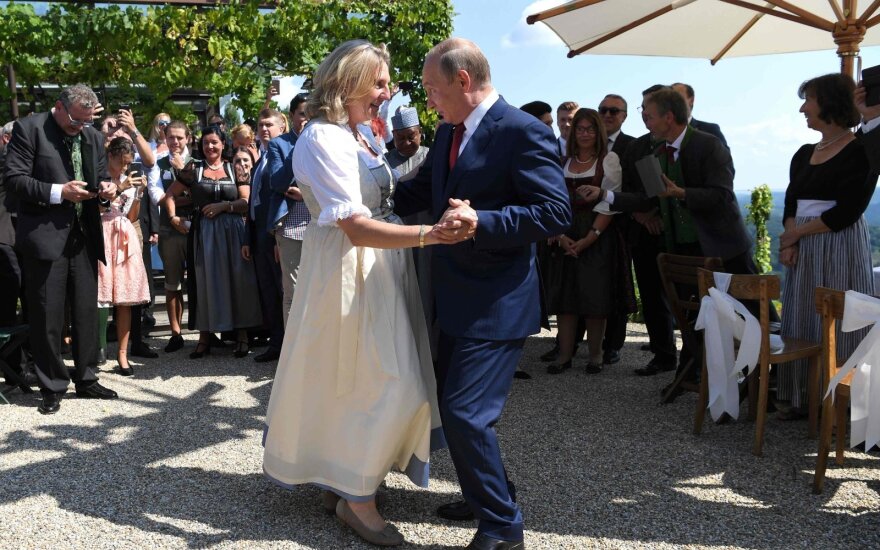 Kneissl per savo vestuves šoka su Putinu