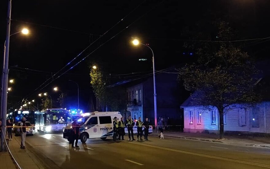 Vilniuje uždaryta Kalvarijų gatvė, užsiliepsnojo medinis gyvenamasis namas