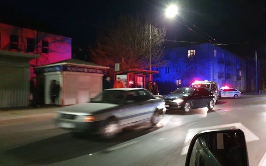 Kaune girtas BMW vairuotojas sukėlė avariją, įvykio vietoje dirbo net trys policijos ekipažai