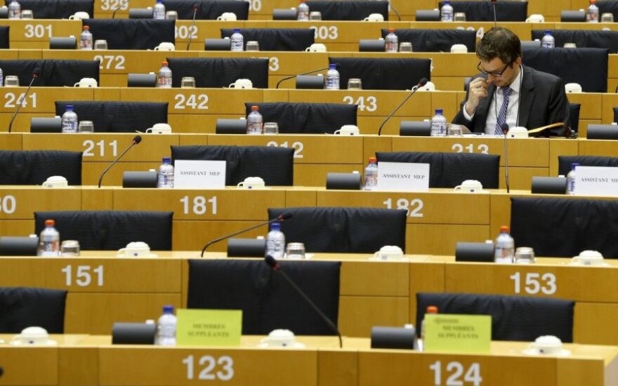 Apklausa: konservatoriai visoje Europoje nedideliu atotrūkiu lenkia socialistus