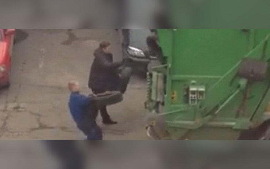Nufilmavo, kaip autoservise atsikratoma nereikalingomis padangomis