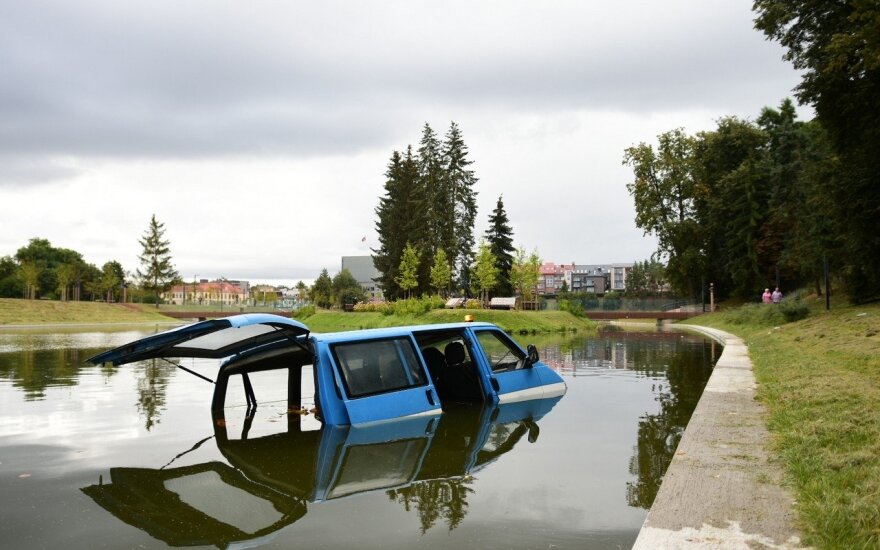 Panevėžyje į upę niurktelėjo aplinką tvarkiusios įmonės automobilis