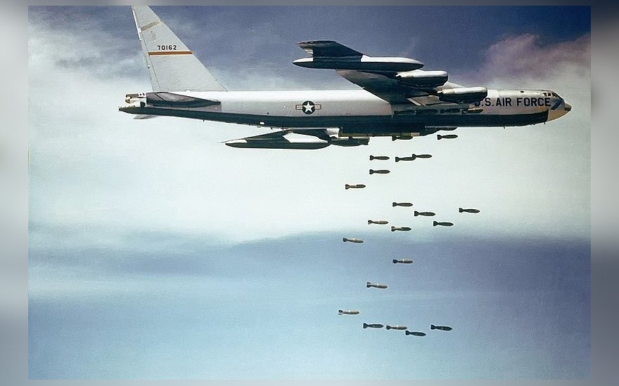 B-52 bombarduoja Vietnamą