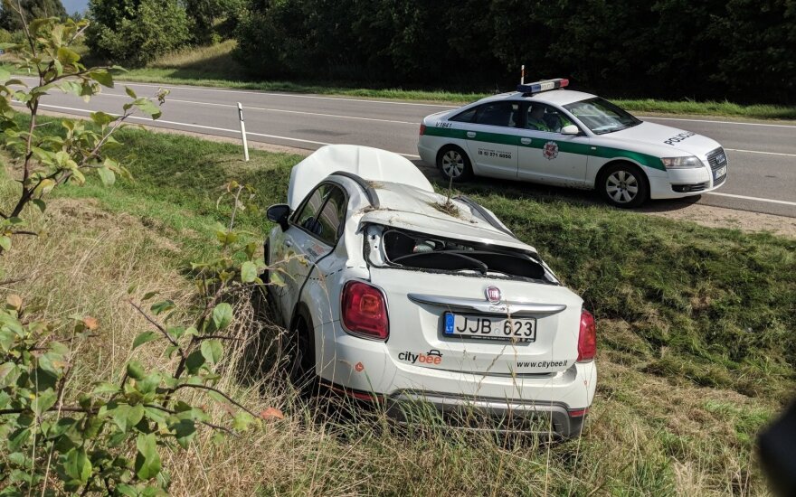 Vairuotoja nesuvaldė mašinos – visiškai sumaitotas dar vienas „CityBee“ automobilis