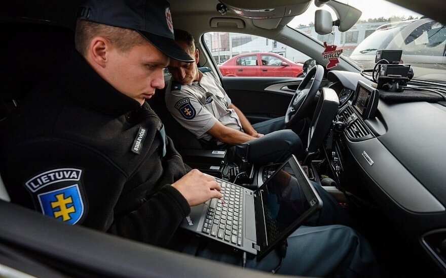 Į gatves išriedėjo net 6 nežymėti policijos automobiliai: vijosi ir 180 km/val.