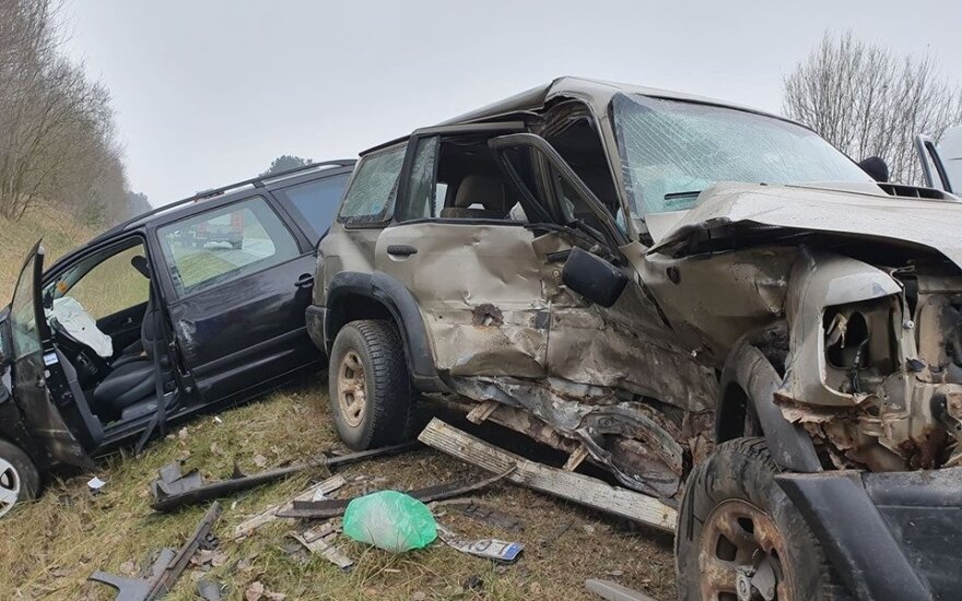 Vilniuje per avariją sumaitoti du automobiliai: skubios medikų pagalbos prireikė dviem vyrams