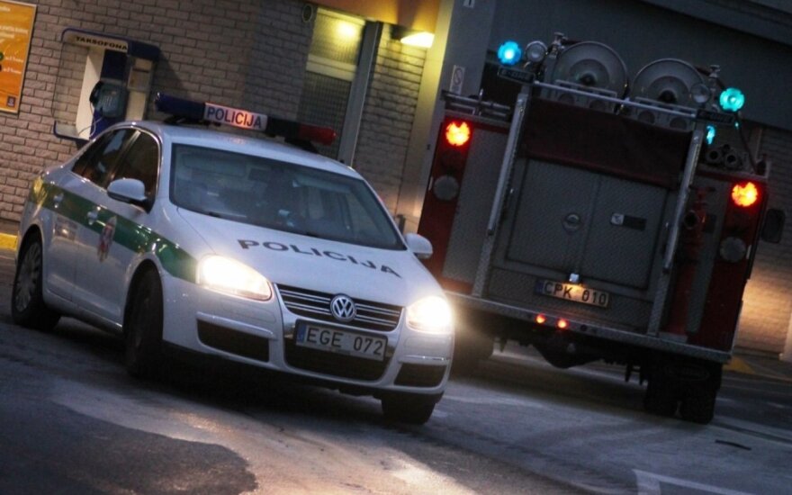 Vilniaus pakraštyje naktį sudegintas 38 000 eurų vertės „Mercedes“