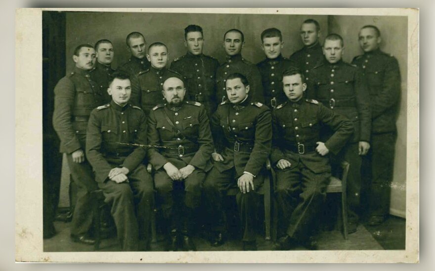Šeštojo pėstininkų Pilėnų kunigaikščio Margirio pulko vyresnieji karininkai ir puskarininkiai. Pirmoje eilėje pirmas iš dešinės sėdi 1941 metų Birželio sukilimo dalyvis karys sukilėlis Eduardas Grabauskas. Tikėtina, šioje nuotraukoje yra ir daugiau būsimų sukilėlių. 1940 m. Eugenijaus Butkaus archyvas