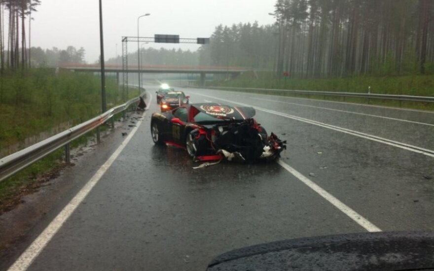 Latvijos kelyje avariją patyrė prabangus „Ferrari“, turėjęs atvykti ir į Vilnių
