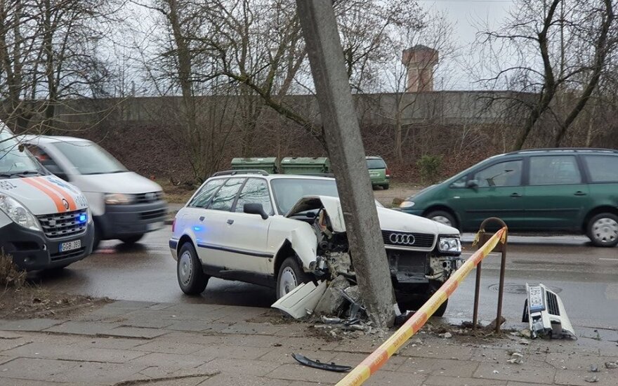Sostinėje „Audi“ sukėlė avariją: kliudė „Fiat“ automobilį ir rėžėsi į stulpą