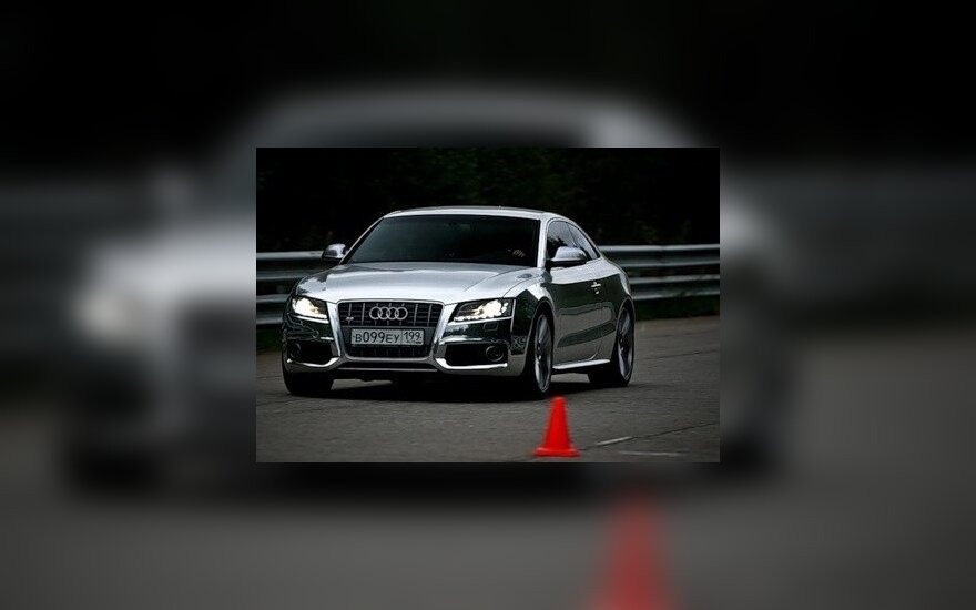 Chromuotas „Audi S5“ iš Maskvos