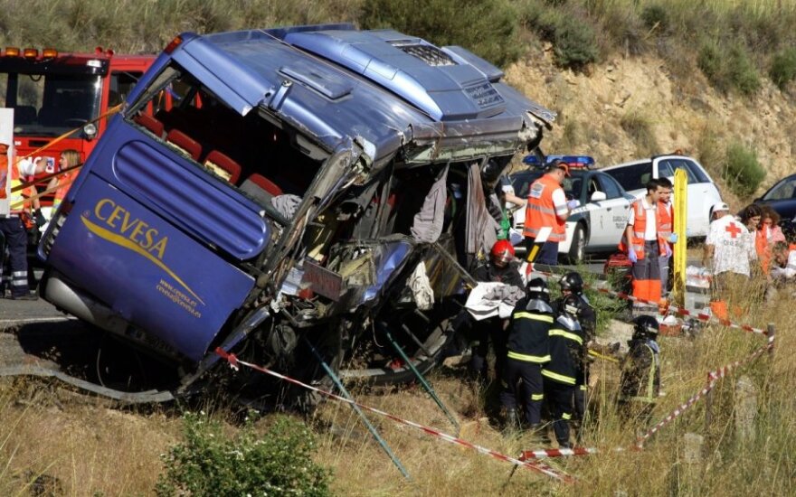 Ispanijoje autobusui atsitrenkus į viaduko atramą žuvo mažiausiai penki žmonės