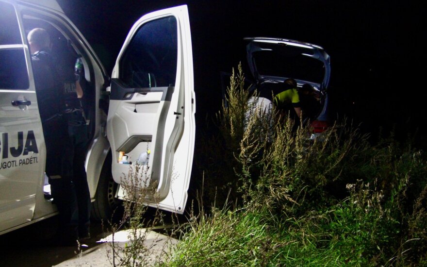 Lazdijų rajone sustabdyto automobilio vairuotojas atsidūrė areštinėje: policija aptiko kontrabandą