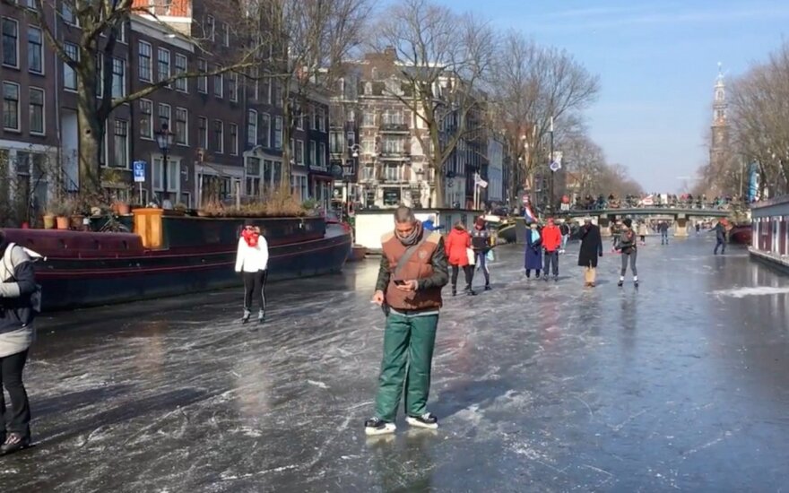 Europą sukaustę šalčiai Amsterdamo kanalus pavertė unikalia čiuožykla