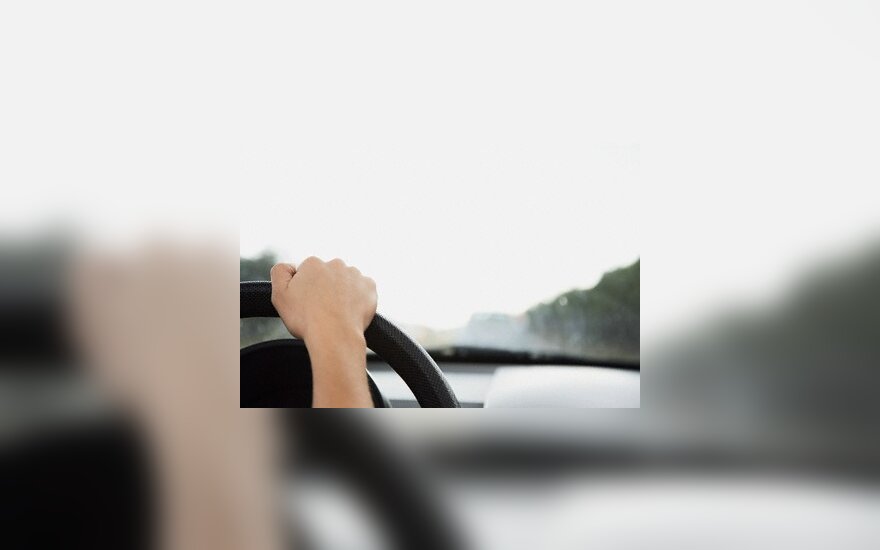 28 proc. latvių mano, kad jų šeimoje per mažai automobilių