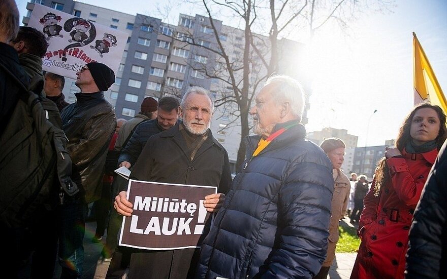 Prie LRT - dvi protesto akcijos: vieni reikalavo atleisti konkrečius žurnalistus, kiti kovojo už žodžio laisvę