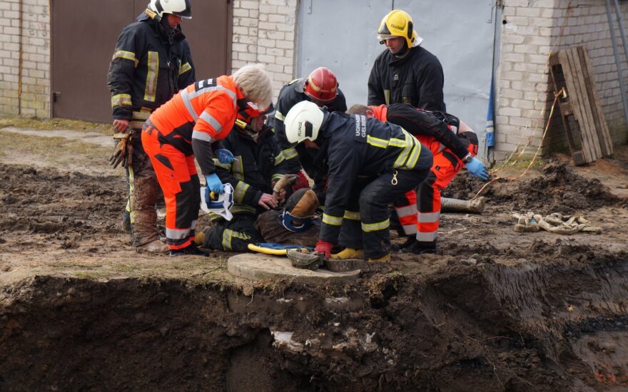 Plungėje ugniagesiai išgelbėjo žemėmis užverstą jauną vyrą