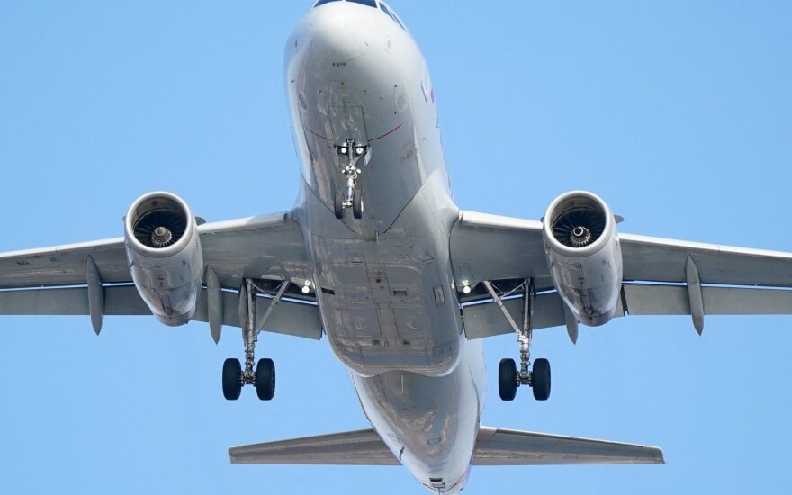 JAV oro linijos ragina stabdyti 5G plėtrą dėl galimo pavojaus oro uostuose.