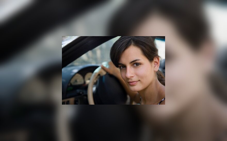 Vyriausybė nepritaria norui drausti imti didesnę draudimo įmoką iš jaunų vairuotojų