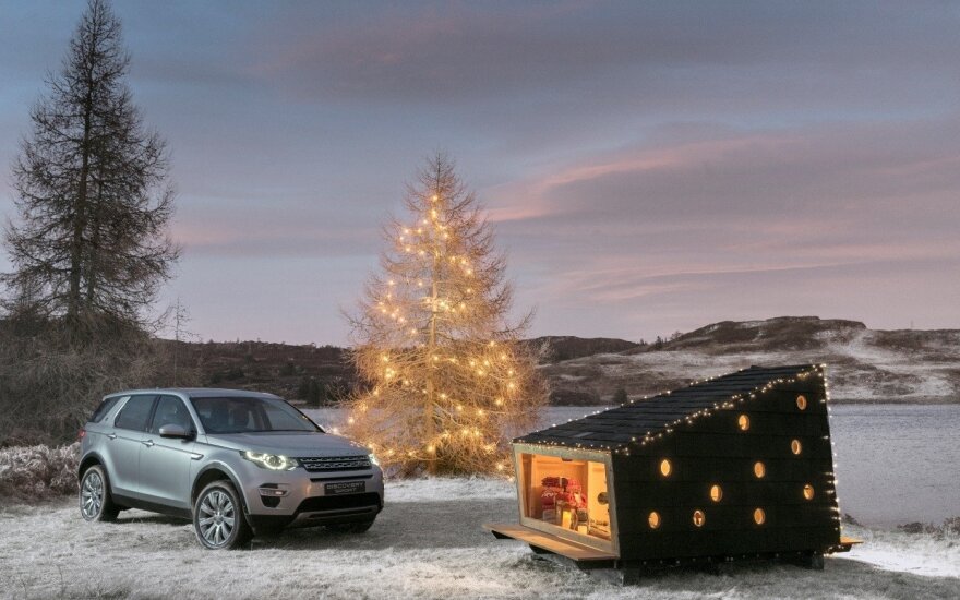 "Land Rover Discovery Sport" ir iš bagažinės ištrauktas Kalėdų namelis