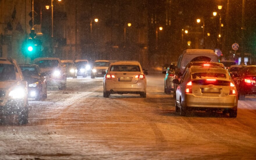 Žiema vairuotojus užklupo netikėtai: techninės pagalbos šiemet reikia dukart dažniau