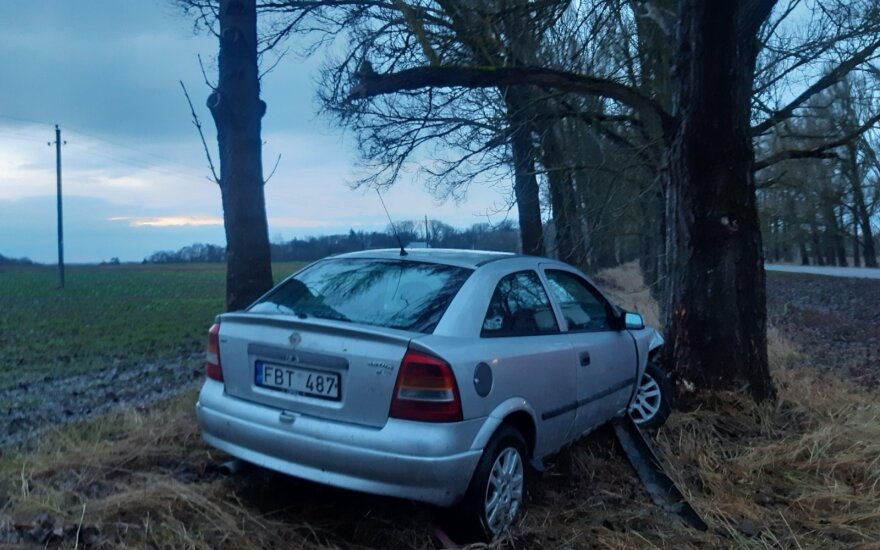 Jurbarko rajone automobilis rėžėsi į medį, vairuotojas iš įvykio vietos spruko, jo ieško policija