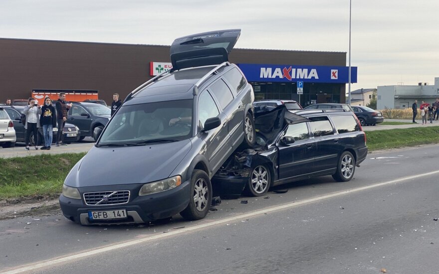 Neeilinis dviejų „Volvo“ susidūrimas Vilniaus r.: girto vyro vairuojamas automobilis palindo po kitu