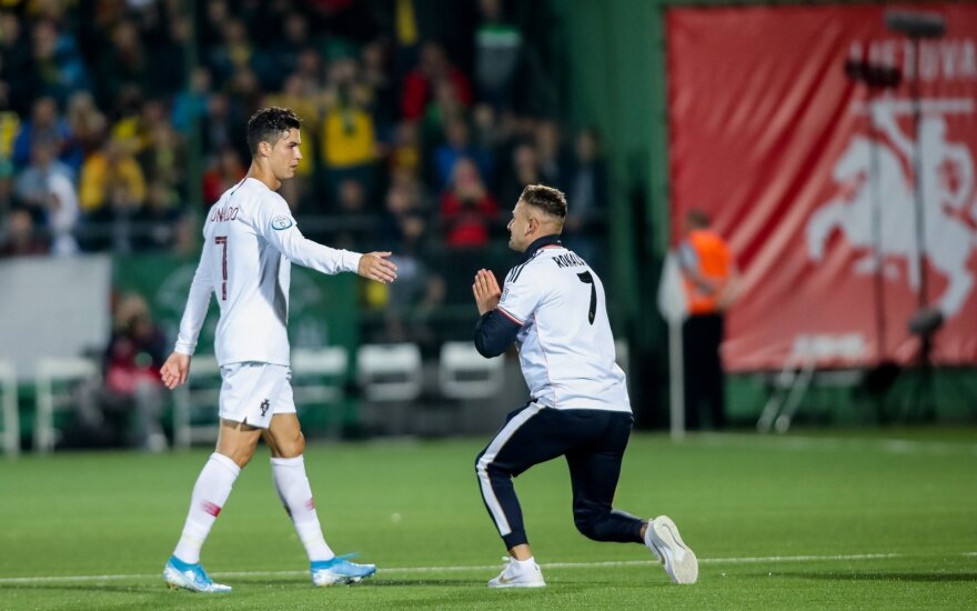 Į aikštę išbėgęs sirgalius klaupėsi prieš Ronaldo ant kelių