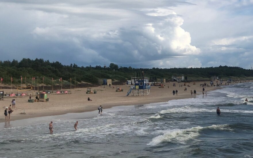 Žmonės maudosi Baltijos jūroje
