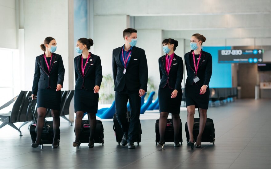 „Wizz Air“ didina komandą: paraiškas į oro linijų darbuotojus priima ir iš patirties neturinčių asmenų