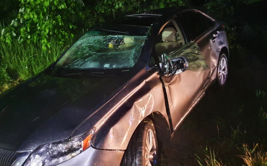 Sudaužęs visureigį „Lexus“ girtas vairuotojas spruko pėsčiomis