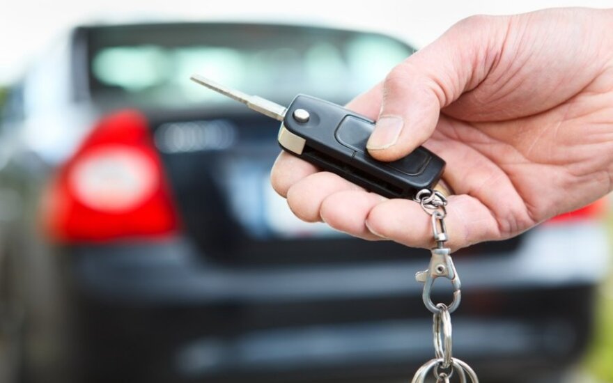 Draudikai šokiruoti: vairuotojai automobilius vagims palieka su rakteliais