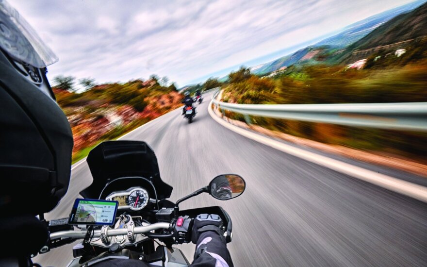Naujiena motociklininkams: siūlo navigacijos sistemą, kuri apie avariją praneš artimiesiems