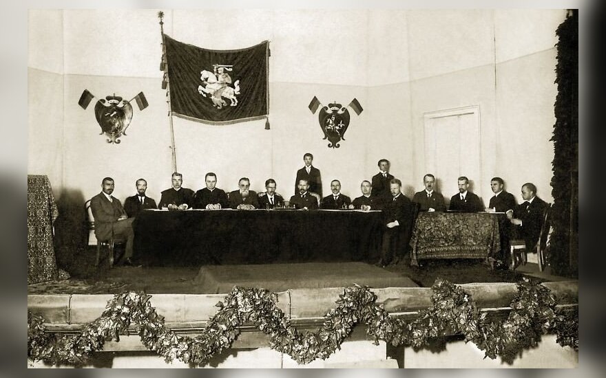 Vilniuje 1917 m. rugsėjo 18–22 d. vykusios Lietuvių konferencijos prezidiumas. Iš kairės sėdi: P. Bugailiškis, K. Bizauskas, K. Šaulys, J. Staugaitis, J. Basanavičius, S. Kairys, A. Smetona, J. Vileišis, P. Dogelis, J. Paknys, J. Šaulys, M. Biržiška, J. S