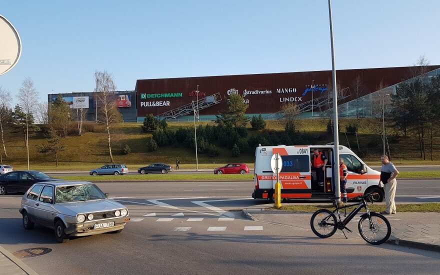 Dar viena nelaimė Vilniuje: automobilis partrenkė dviratininką