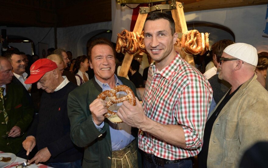 Vladimiras Kličko, Arnoldas Schwarzeneggeris (kairėje)