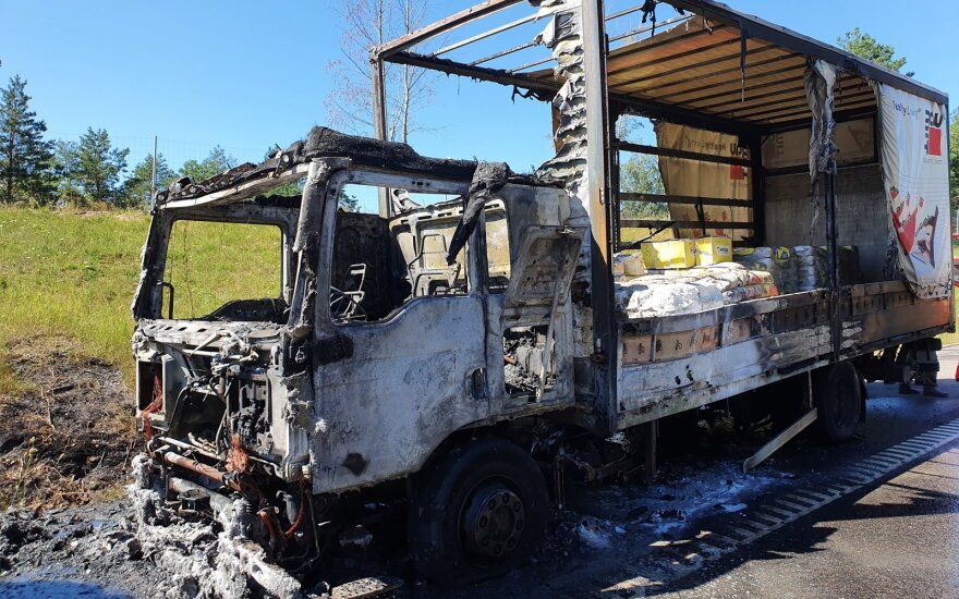 Autostradoje, prie Didžiulio ežero, sprogus padangai sudegė sunkvežimis