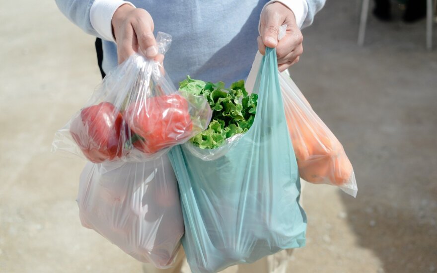 Aplinkos inspektoriai pradeda reidus turgavietėse: baudžia už nemokamus plastikinius maišelius