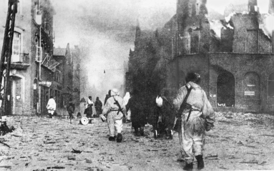 Sovietų kariai Klaipėdos Tiltų gatvėje. Akivaizdu, kad paskui karius sekęs fotografas Chanonas Levinas buvo tikras, kad jam negresia joks pavojus, nes mieste nebebuvo nė vieno vokiečių kario.