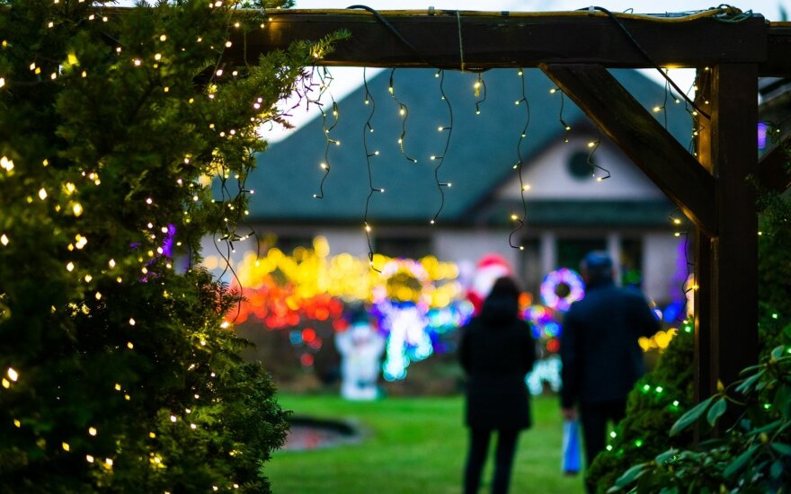 Kaimynai latviai stebina: namo kiemą išpuošė 30 tūkst. kalėdinių lempučių