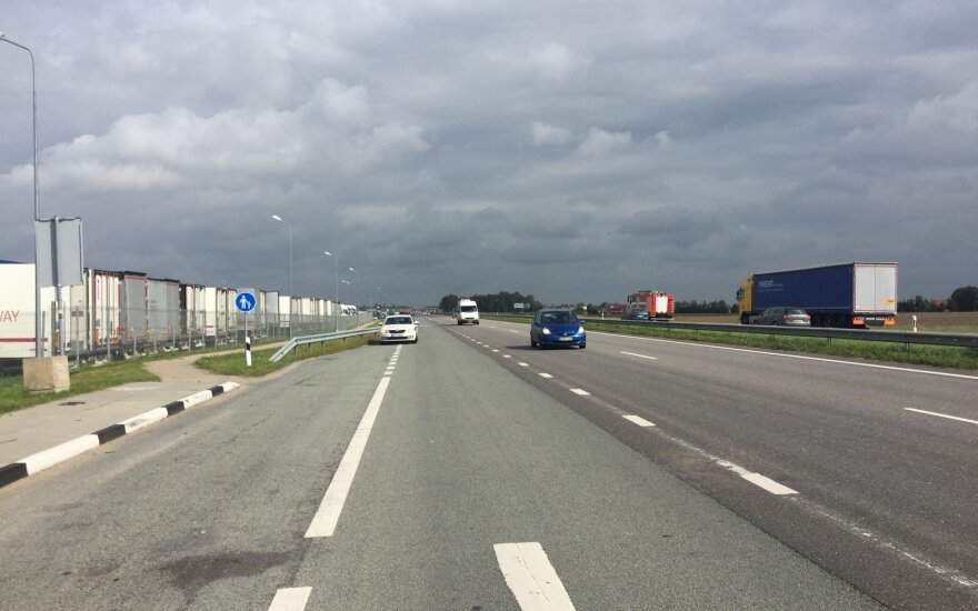 Sugedęs lėktuvas buvo priverstas tūpti ant automagistralės