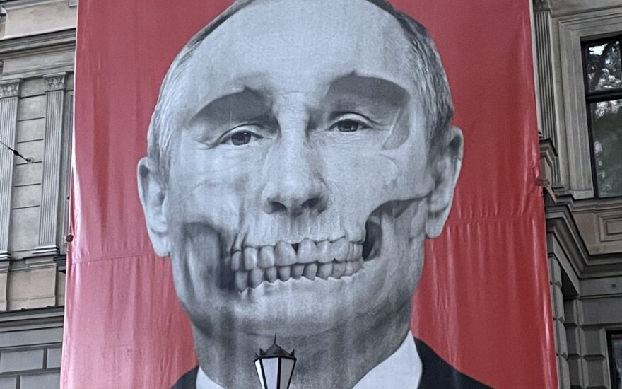Plakatas priešais Rusijos ambasadą Rygoje